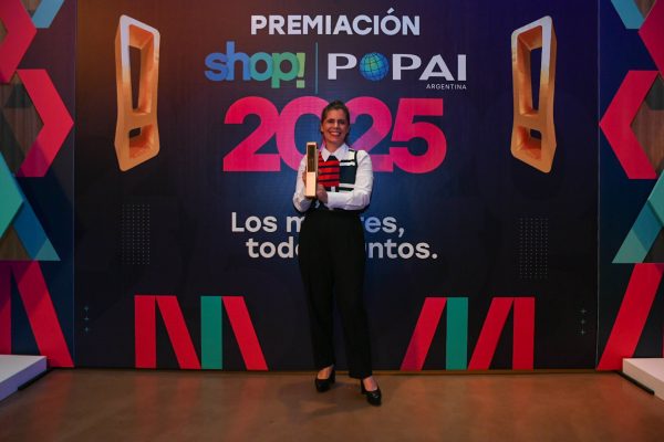 ORO Premios Popai Vidrierismo y Escenografía de Impacto Única. Marcela Seggiaro. Claro.
