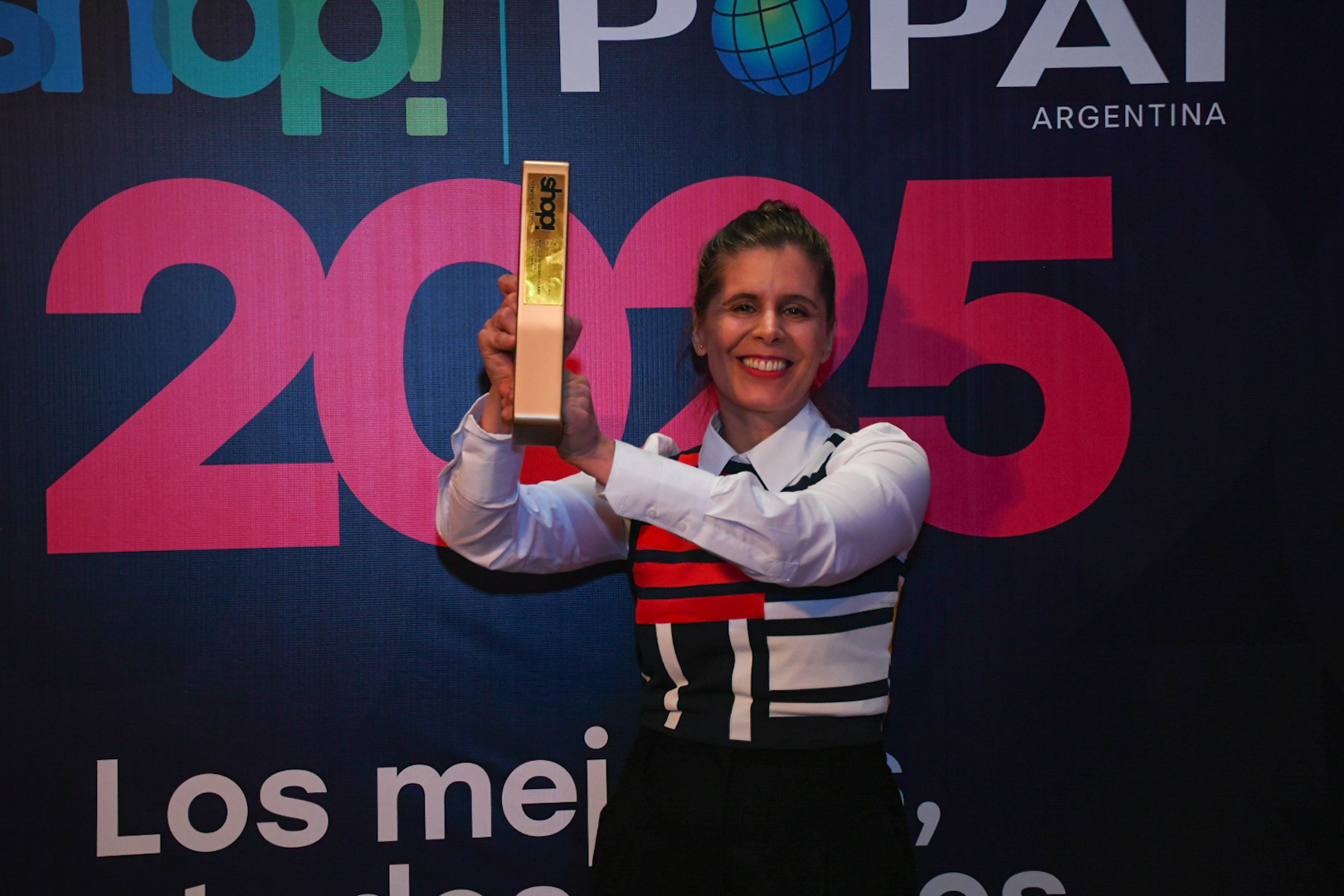 ORO Premios Popai Vidrierismo y Escenografía de Impacto Única. Marcela Seggiaro. Claro.