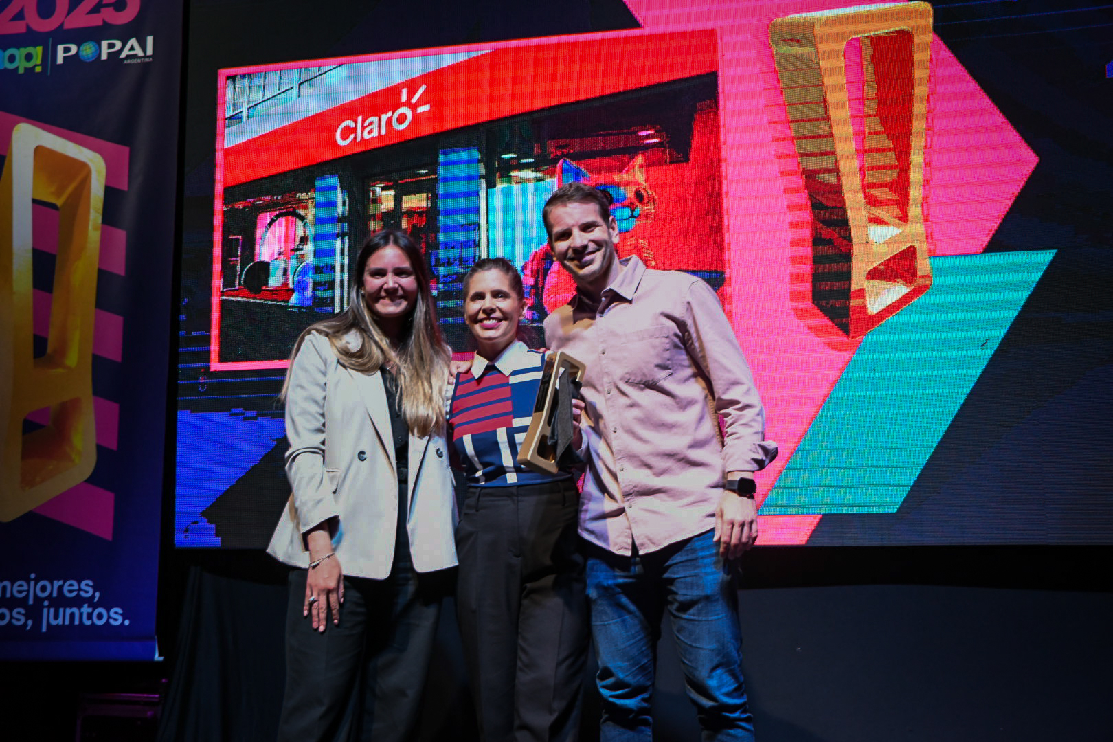 ORO Premios Popai Vidrierismo y Escenografía de Impacto Única. Marcela Seggiaro. Claro.