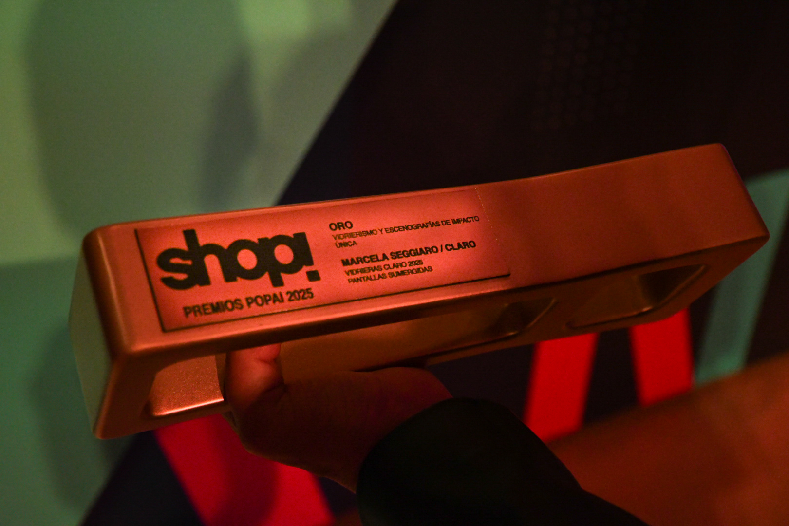 ORO Premios Popai Vidrierismo y Escenografía de Impacto Única. Marcela Seggiaro. Claro.