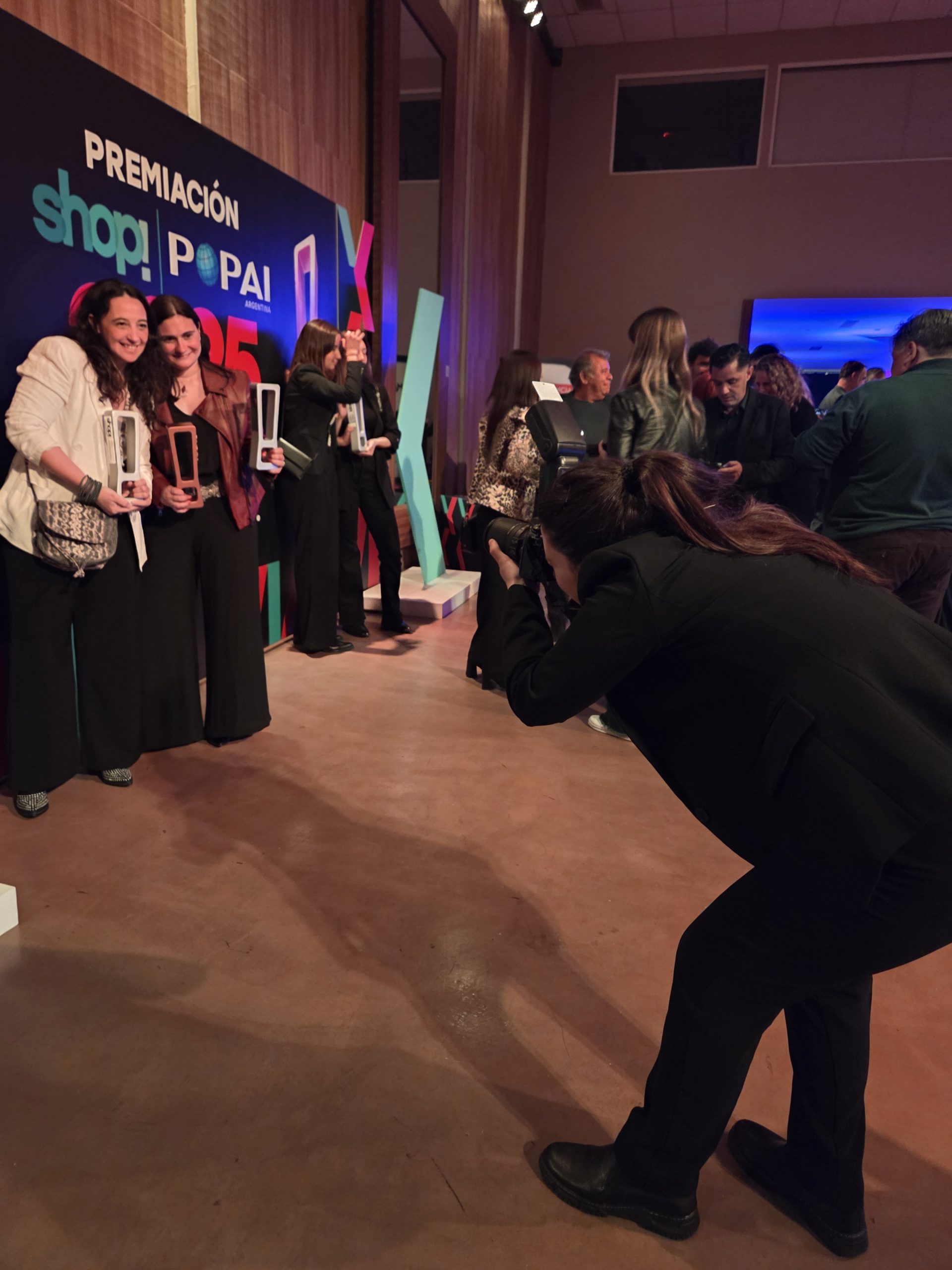 ORO Premios Popai Vidrierismo y Escenografía de Impacto Única. Marcela Seggiaro. Claro.